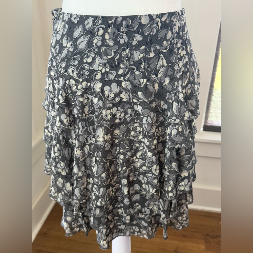Ann Taylor LOFT Petites. Tiered Ruffle Skirt
Gray Cream Floral. Size 00P.